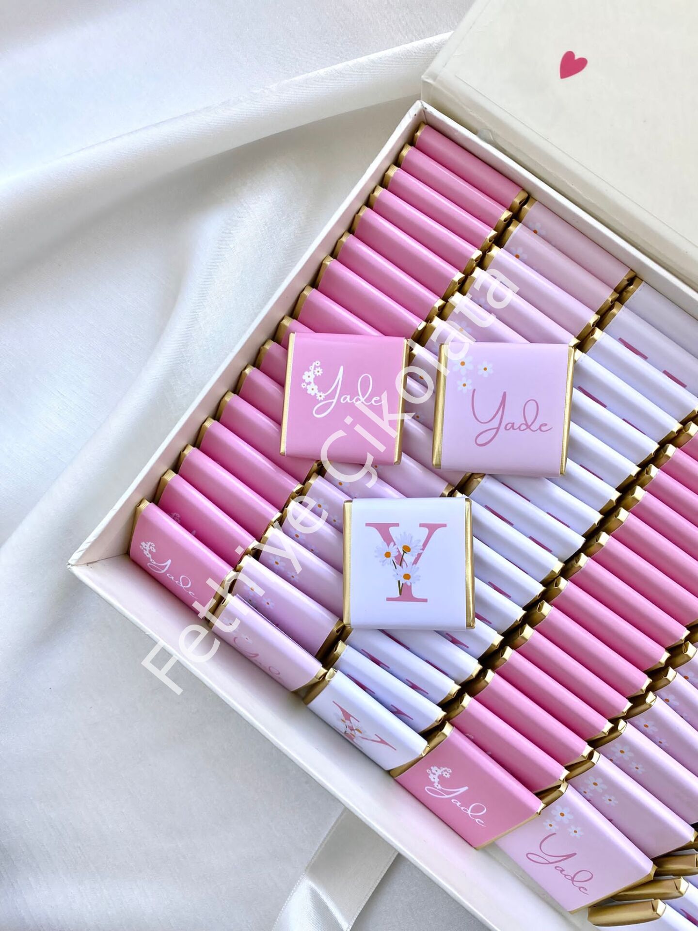 Mukavva Kurdeleli Dekoratif Çikolata Kutusu