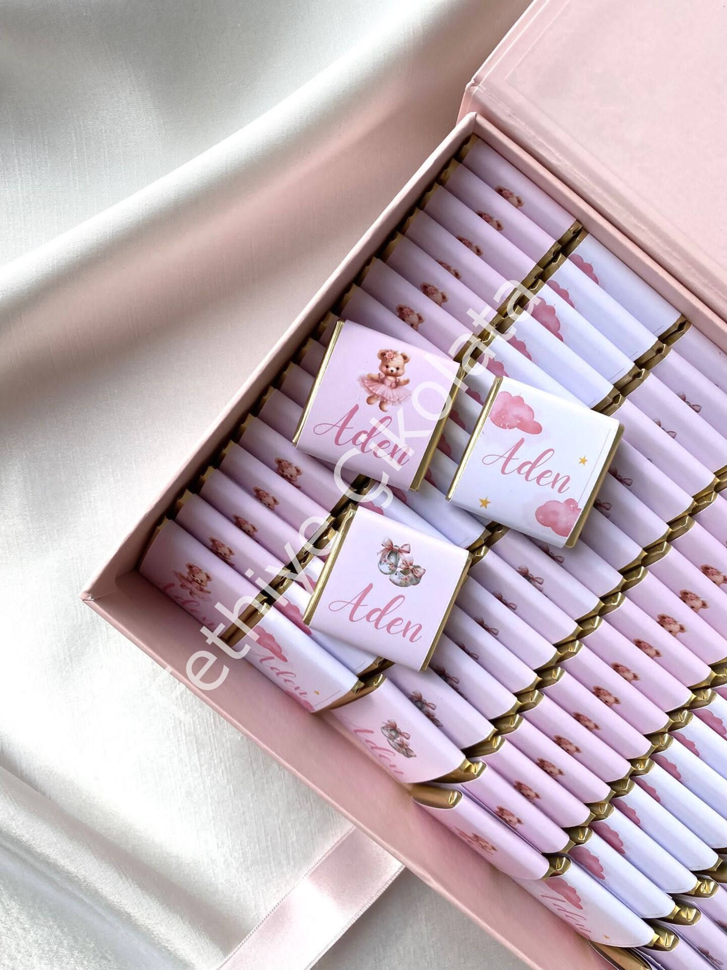 Mukavva Kurdeleli Dekoratif Çikolata Kutusu