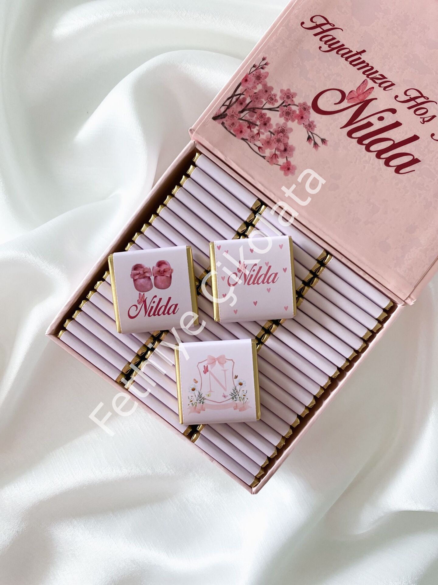 Kız Bebek Mıknatıslı Kare Kutu