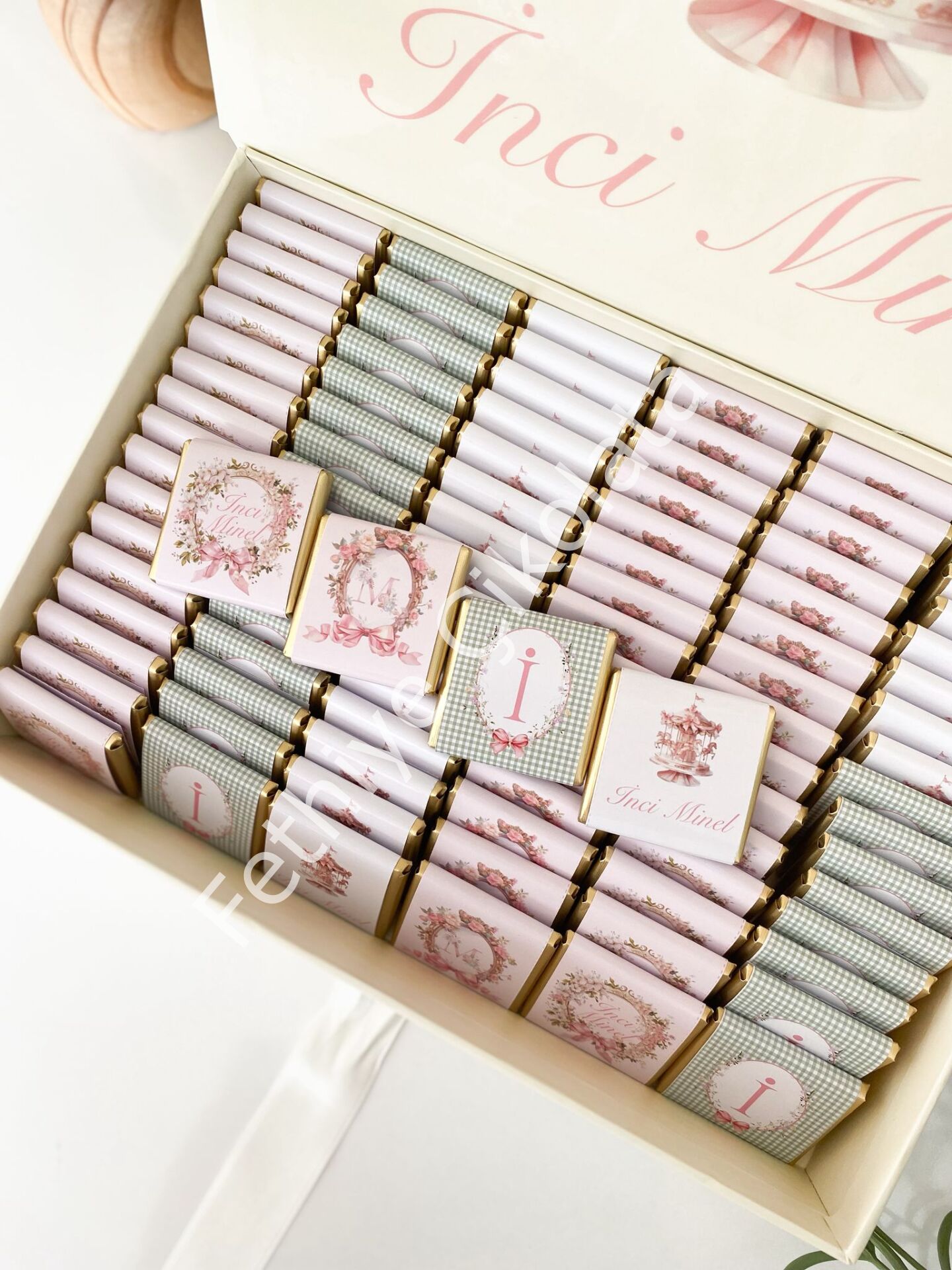 Mukavva Kurdeleli Dekoratif Çikolata Kutusu