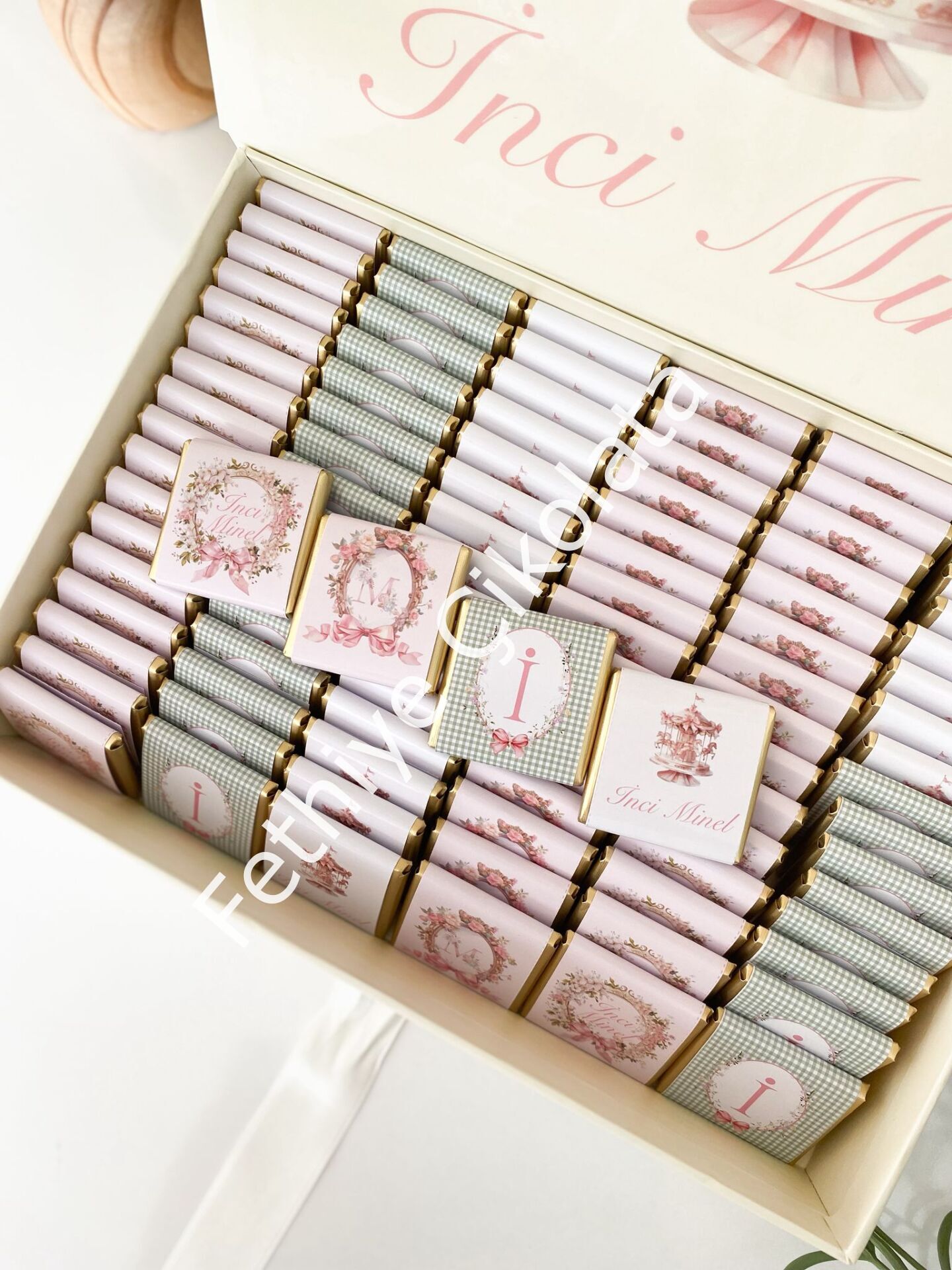 Mukavva Kurdeleli Dekoratif Çikolata Kutusu