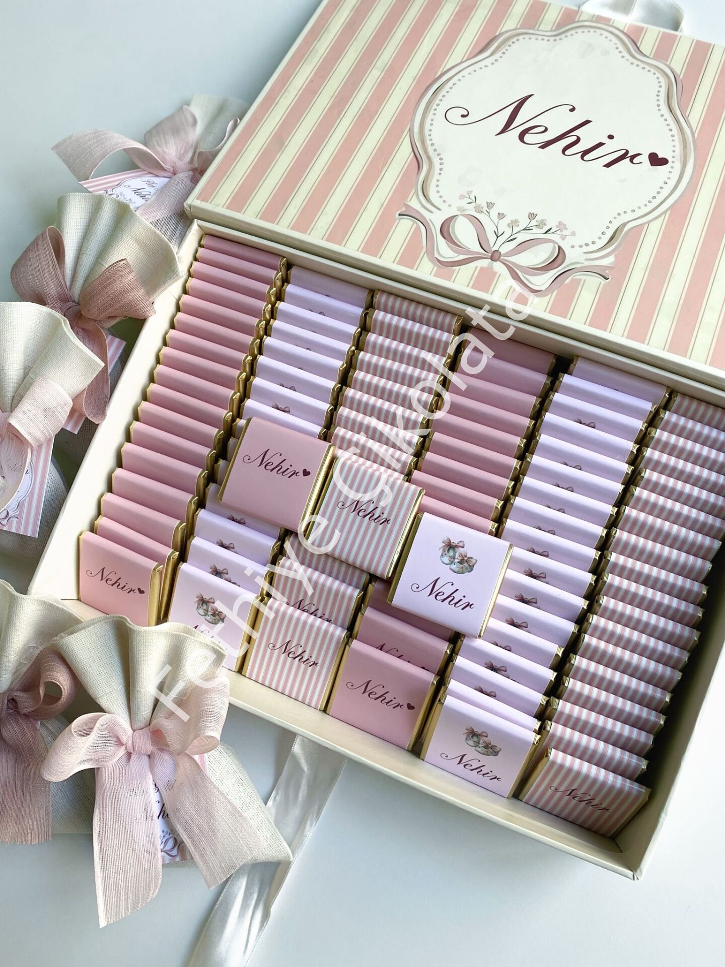 Mukavva Kurdeleli Dekoratif Çikolata Kutusu